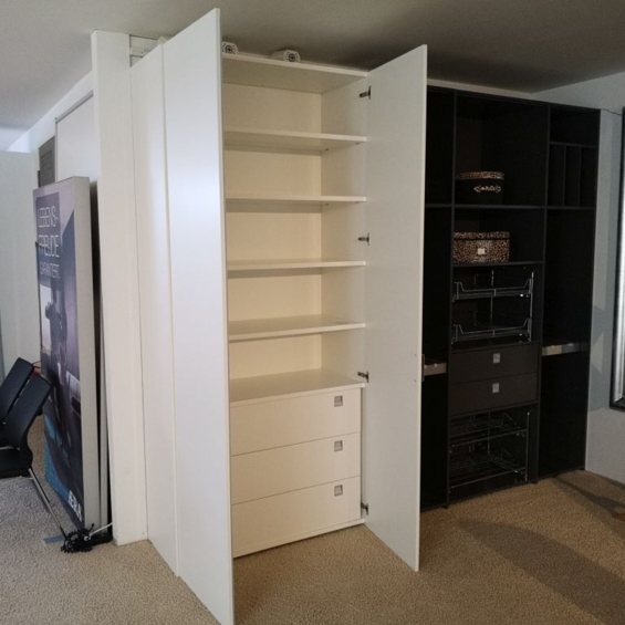 TRÜGGELMANN Kleiderschrank Logo Lack weiß