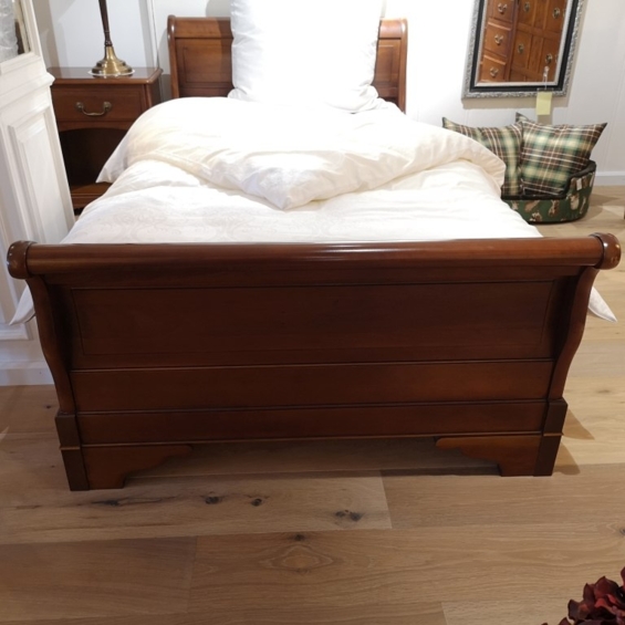 Bett Kirschbaum